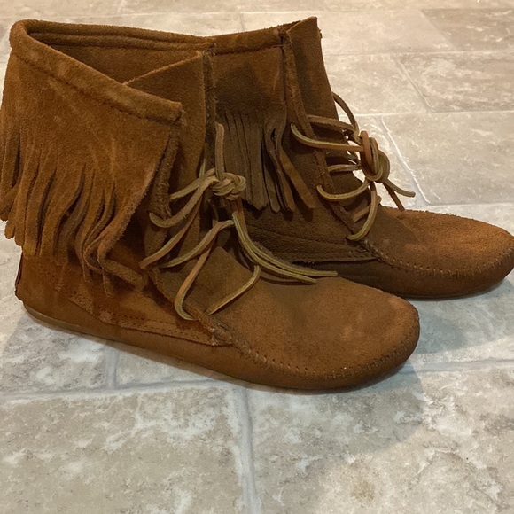 Minnetonka single fringe, lace up shoes. Barely worn - Picture 2 of 3